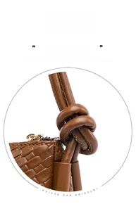 Détails de la texture en cuir tressé marron et bandoulière nouée du sac à bandoulière