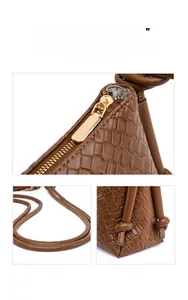Détails du sac en cuir tressé marron avec fermeture éclair dorée et bandoulière à nœud élégante
