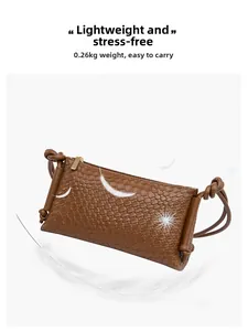 Détail du sac bandoulière marron tissé léger avec fermeture éclair dorée