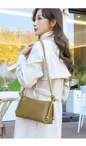 Détail du sac à bandoulière tressé vert olive avec sangle nouée élégante et texture cuir