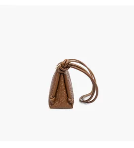 Détail du sac bandoulière tressé marron avec cuir Intrecciato et bandoulière nouée