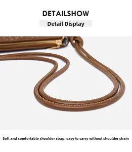 Détails du sac en cuir marron avec surpiqûres fines et doubles bretelles souples