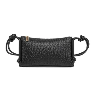 Sac bandoulière chic en cuir tressé noir avec bandoulière à nœuds et zip doré
