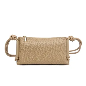 Sac à bandoulière beige à texture tissée avec bandoulière nouée et fermeture éclair dorée