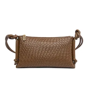 Sac à épaule marron tressé avec fermeture éclair dorée et sangle à nœuds