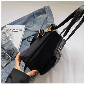 Detail der schwarzen Beuteltasche mit Seitentasche, CC-Metalllogo und verstellbarem Gurt