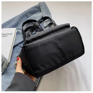 Detailansicht der Nähte und Bodenstruktur dieser schwarzen Nylon-Beuteltasche