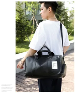 Détail du sac de voyage en cuir PU noir imperméable avec bandoulière et poche latérale
