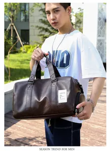 Détail du sac de voyage en cuir PU marron foncé imperméable avec poignées renforcées