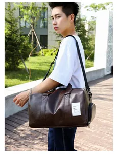 Vue style de vie extérieur d'un sac de voyage en similicuir marron avec poche latérale