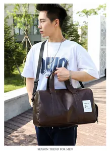 Détail du sac de sport en cuir PU marron foncé imperméable avec poignées renforcées