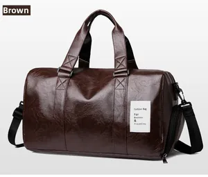 Detalle de bolsa de viaje de cuero PU marrón impermeable con textura y asas reforzadas