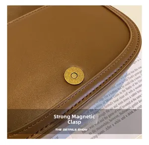 Détails de la boucle magnétique forte sur sac en cuir marron avec coutures de qualité