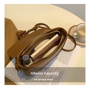 Capacité intérieure du sac vintage marron avec poche zippée et rangement pour maquillage