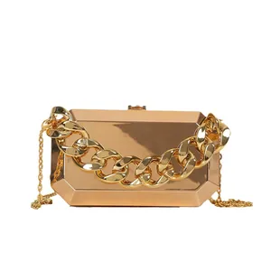 Goldene Acryl-Box-Tasche mit geometrischen Facetten und dicker goldener Gliederkette