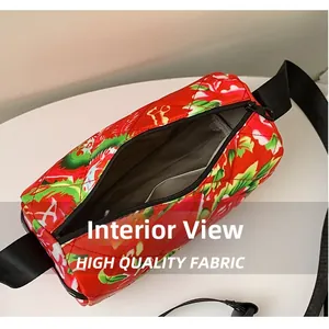 Innenansicht der floral gesteppten Zylindertasche mit grauem Futter und Innentasche
