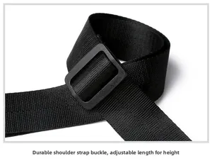 Primer plano de la correa de nailon ajustable con hebilla negra para bolsa de gimnasio