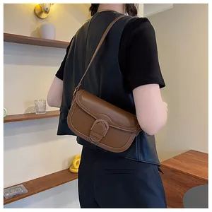 Détail d'un sac à bandoulière en cuir marron rétro avec boucle minimaliste décorative
