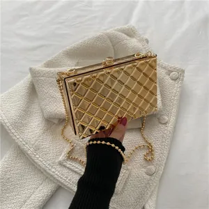 Goldene Acryl-Box-Tasche mit Rautenmuster und Perlenkette für die Abendgarderobe