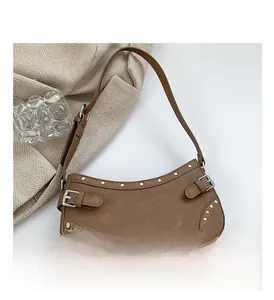 Vue de dessus d'un sac porté épaule marron avec rivets métalliques et boucles décoratives
