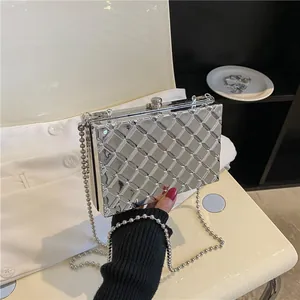 Silberne Clutch mit Rautenmuster und abnehmbarem Perlenkettenriemen für Abendveranstaltungen