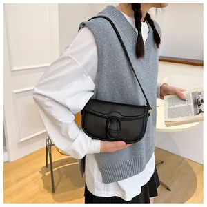 Vue détaillée d'un sac porté épaule rétro noir avec rabat rectangulaire et fine bandoulière
