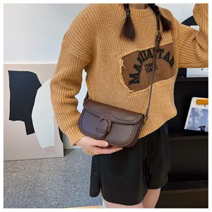 Vue latérale d'un sac besace marron rétro en cuir PU mat porté par un mannequin
