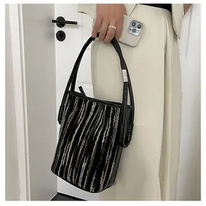 Gestreifte Eimer-Tasche aus Wolle mit schwarzen Henkeln und dekorativer Metallschnalle