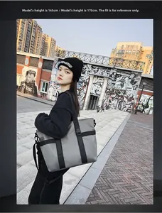 Sac fourre-tout gris en tissu Oxford avec sangles en nylon noir en style urbain
