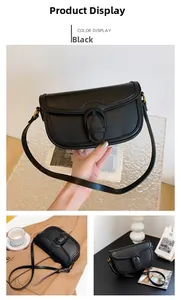 Détail d'un sac bandoulière en similicuir noir avec boucle rétro et fine lanière