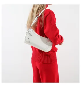 Sac sous le bras en cuir PU blanc avec rivets argentés et boucles de style Y2K