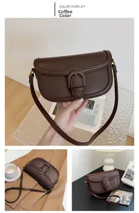 Détail du sac à bandoulière en cuir café avec finition mate vintage et boucle en métal