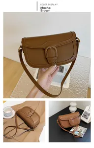 Détail de la besace en cuir marron moka avec boucle en métal en forme de fer à cheval