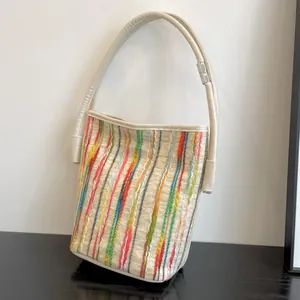 Schicke Beuteltasche mit bunten Regenbogenstreifen und Strickstruktur für den Herbst