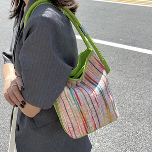 Bunte gestreifte Canvas-Eimertasche für Damen mit hellgrünen Griffen und Kontrasten