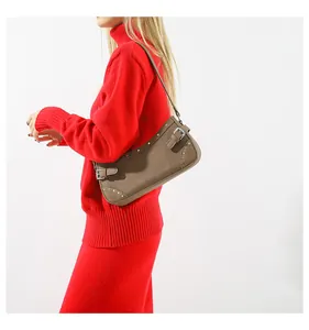 Vue latérale détaillée du sac baguette marron en similicuir avec rivets et boucle