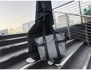 Gros plan détaillé d'un grand sac cabas en tissu oxford gris avec boucles et sangles noires