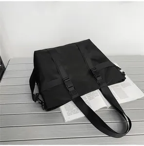Vue détaillée du grand sac en tissu Oxford noir avec sangles à boucle sur support métal