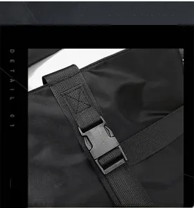 Vue détaillée du sac en nylon noir montrant la boucle en plastique et la sangle renforcée