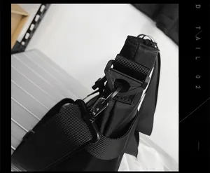 Gros plan sur les anneaux de sangle et la boucle en plastique mat du sac de voyage noir