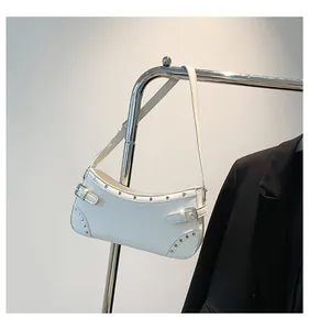Sac sous le bras blanc en forme de croissant avec rivets argentés et boucles en métal