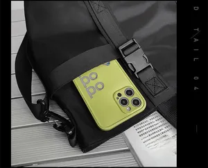 Détail de la poche avant d'un sac oxford noir contenant un smartphone vert clair