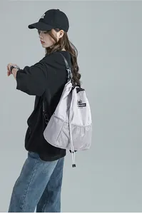 Détail du sac seau lavande avec cordon de serrage et panneau en maille noire respirante