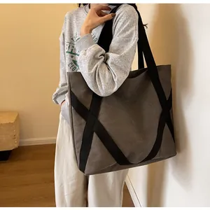 Detailansicht der großen dunklen Canvas-Tasche mit schwarzen Riemen für den Alltag