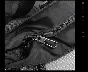 Vue macro d'une fermeture éclair en métal argenté sur un tissu en nylon noir