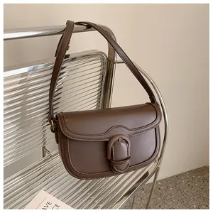 Détail du sac bandoulière en cuir marron foncé avec sangle réglable et boucle vintage