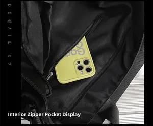 Détail de l'intérieur du sac en Oxford avec une poche zippée sécurisée pour téléphone