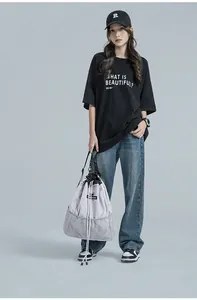 Détail du sac à dos à cordon lilas avec panneau en filet et style streetwear urbain décontracté