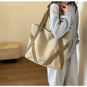Detailaufnahme der Canvas-Tasche mit braunen X-förmigen Riemen und robuster Textur