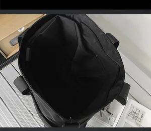 Détail de l'intérieur du grand sac cabas Oxford avec sangles renforcées et poche zippée